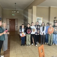 Szkolni wolontariusze z wizytą w Domu Seniora 