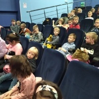 Uczniowie klas młodszych na przedstawieniu teatralnym. (2)