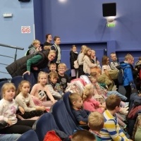 Uczniowie klas młodszych na przedstawieniu teatralnym. (3)
