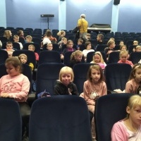 Uczniowie klas młodszych na przedstawieniu teatralnym. (8)
