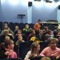 Uczniowie klas młodszych na przedstawieniu teatralnym. (7)