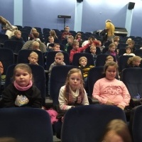 Uczniowie klas młodszych na przedstawieniu teatralnym. (4)