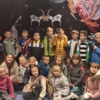 Uczniowie klas młodszych na przedstawieniu teatralnym. (12)