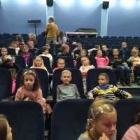 Uczniowie klas młodszych na przedstawieniu teatralnym. (17)