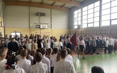 Uczniowie w czasie obchodów Święta Niepodległości. (16)