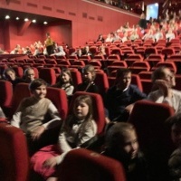 Uczniowie w czasie wyjazdu do teatru. (2)