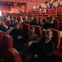 Uczniowie w czasie wyjazdu do teatru. (3)