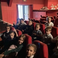 Uczniowie w czasie wyjazdu do teatru. (4)