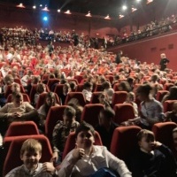Uczniowie w czasie wyjazdu do teatru. (9)