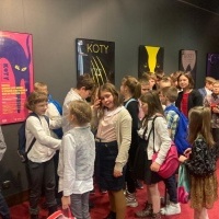 Uczniowie w czasie wyjazdu do teatru. (15)