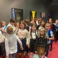 Uczniowie w czasie wyjazdu do teatru. (16)