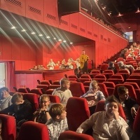 Uczniowie w czasie wyjazdu do teatru. (4)