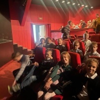 Uczniowie w czasie wyjazdu do teatru. (5)