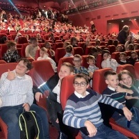 Uczniowie w czasie wyjazdu do teatru. (6)