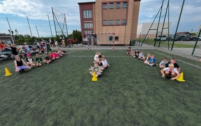 Uczniowie w czasie rywalizacji sportowej w ramach Dnia Dziecka. (13)