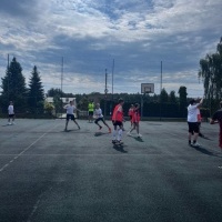 Uczniowie w czasie rywalizacji sportowej w ramach Dnia Dziecka. (1)