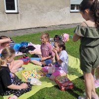 Uczniowie w czasie rywalizacji sportowej w ramach Dnia Dziecka. (1)