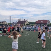 Uczniowie w czasie rywalizacji sportowej w ramach Dnia Dziecka. (2)