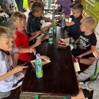 Uczniowie w czasie rywalizacji sportowej w ramach Dnia Dziecka. (7)