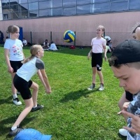 Uczniowie w czasie rywalizacji sportowej w ramach Dnia Dziecka. (10)