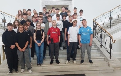 Siódmoklasiści w czasie wyjazdu do stolicy. (8)