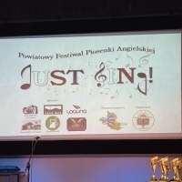 Sukces naszych uczennic w VI Powiatowym Festiwalu Piosenki Angielskiej „Just Sing!” (1)
