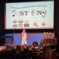Sukces naszych uczennic w VI Powiatowym Festiwalu Piosenki Angielskiej „Just Sing!” (2)