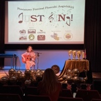 Sukces naszych uczennic w VI Powiatowym Festiwalu Piosenki Angielskiej „Just Sing!” (6)