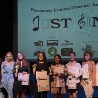 Sukces naszych uczennic w VI Powiatowym Festiwalu Piosenki Angielskiej „Just Sing!” (8)